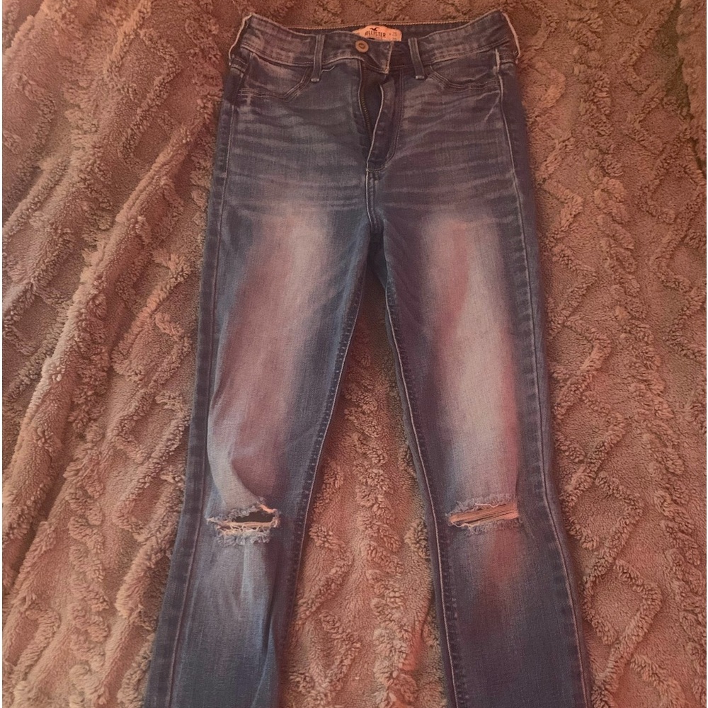 Size small Hollister ripped jeans in the knees